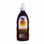 Láhev opalovacího oleje ve spreji SPF 8 na pozadí písečné pláže