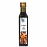 Láhev organického sladkého mandleového oleje