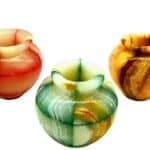 Ručně vyrobená malá váza z onyxu – přední pohled v přírodních barvách kamene