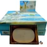 Ručně vyráběný egyptský kus mýdla z kozího mléka na dřevěném povrchu